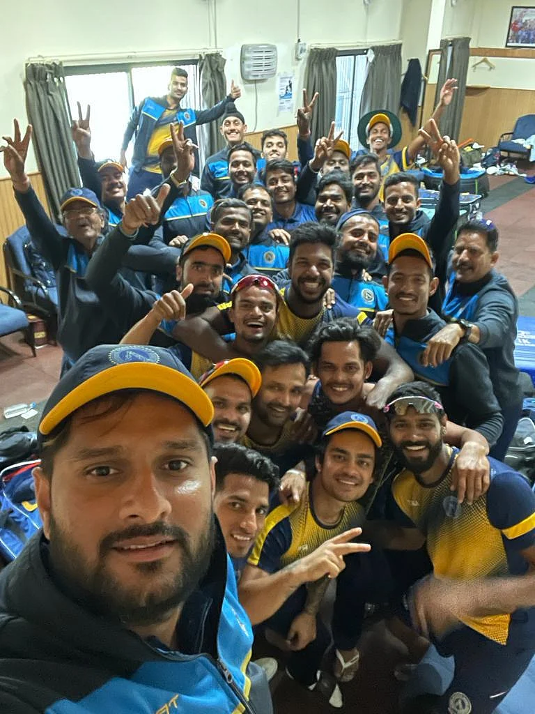 ஜார்கண்ட் அணியினருடன் இஷான் கிஷன்