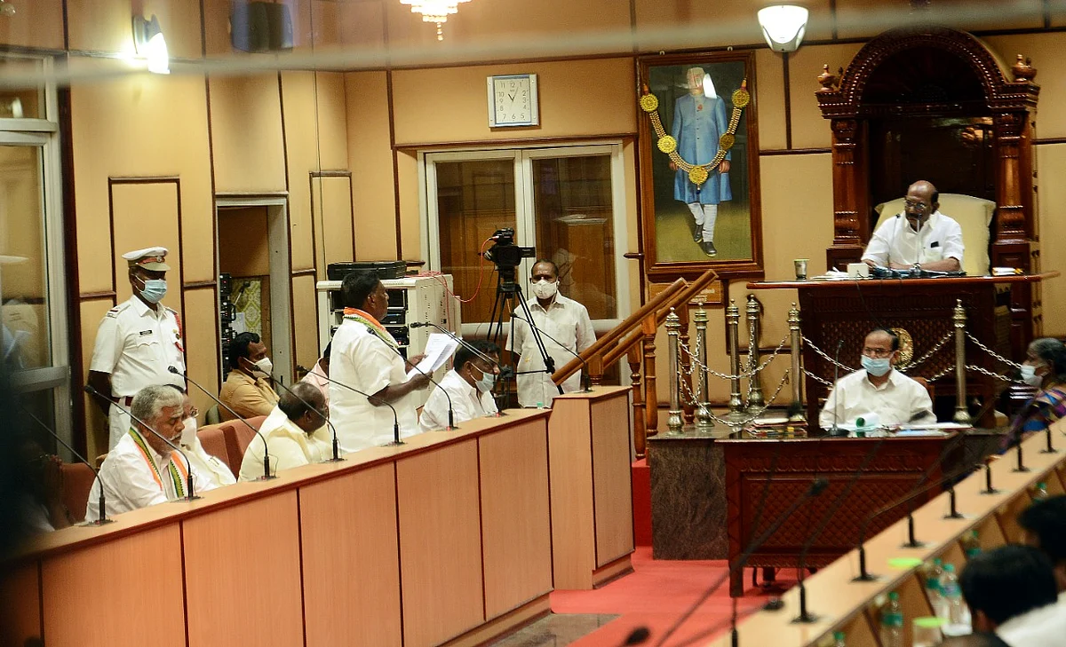 சட்டபேரவையில் உரையாற்றும் நாராயணசாமி