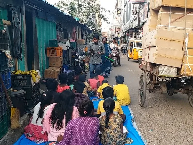 ``இந்தப் புள்ளைங்களுக்கு படிப்பு மறந்துடக்கூடாது!" - சென்னை வீதியில் பாடம் எடுக்கும் சாலமன்