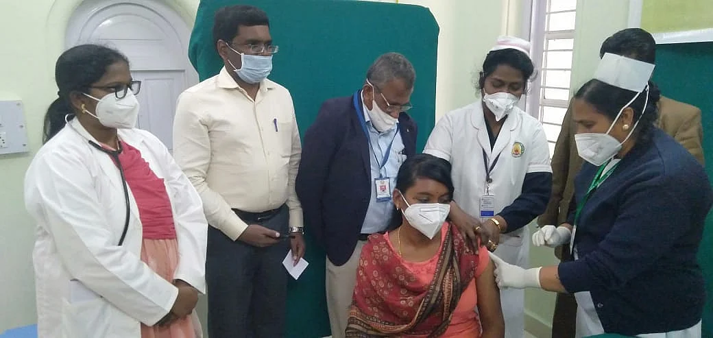 தடுப்பூசி போட்டுக் கொண்ட கலெக்டர்