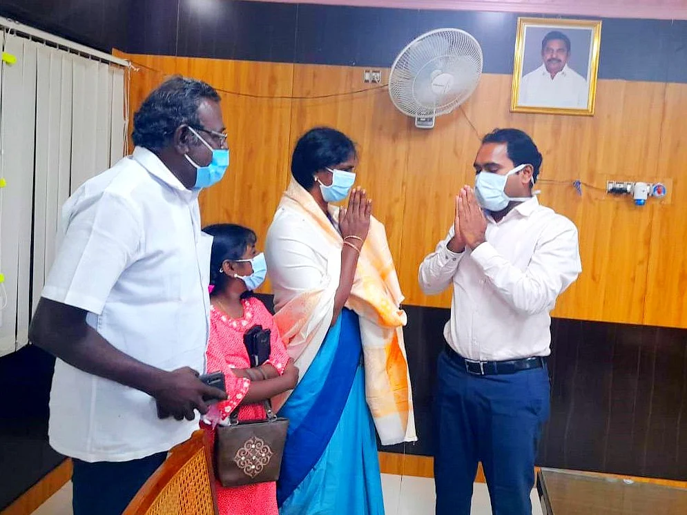 சிவகங்கை: வரவு, செலவு கணக்கை மக்களிடம் கொடுத்த பெண் ஊராட்சிமன்றத் தலைவர்... பாராட்டிய கலெக்டர்!