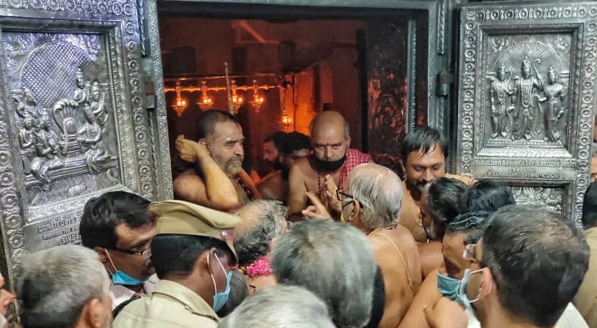 கருவறை வாயிலில் விஜயேந்திரர்.