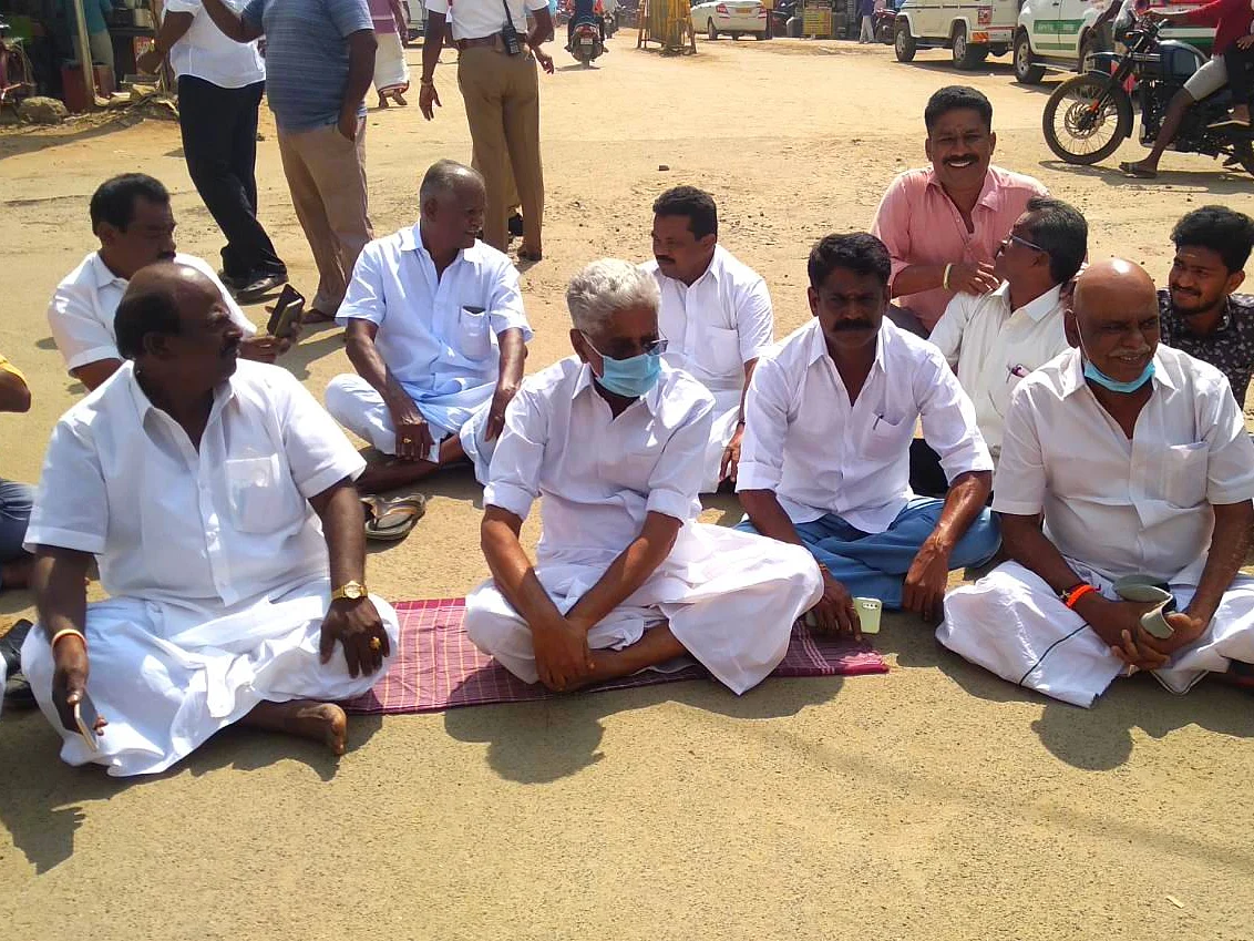 `முடிக்கப்படாத பாதாளச் சாக்கடை திட்டம்’ - சாலையில் அமர்ந்து போராட்டத்தில் ஈடுபட்ட எம்.எல்.ஏ!