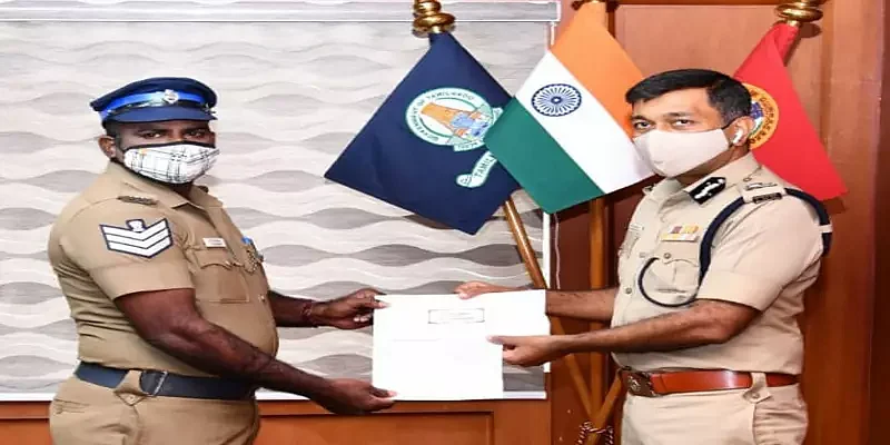 பாராட்டுச் சான்றிதழ் பெறும் காவலர்