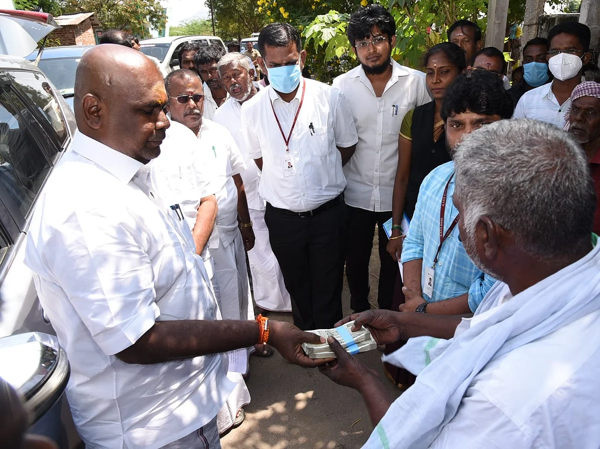 மதுரை: வீட்டை ஜப்தி செய்ய வந்த வங்கி அதிகாரிகள்! - உடனே பணத்தை வழங்கி, தடுத்த அமைச்சர்