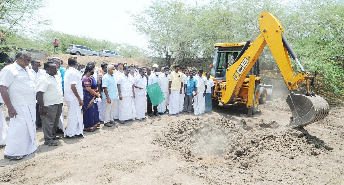 அமைச்சர் பாஸ்கரன் சிவகங்கை பகுதியில் குடிமராமத்துப் பணியைத் தொடங்கி வைத்தபோது.