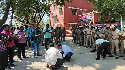 நாட்டு வெடிகுண்டு வீசப்பட்ட காவல் நிலையம்