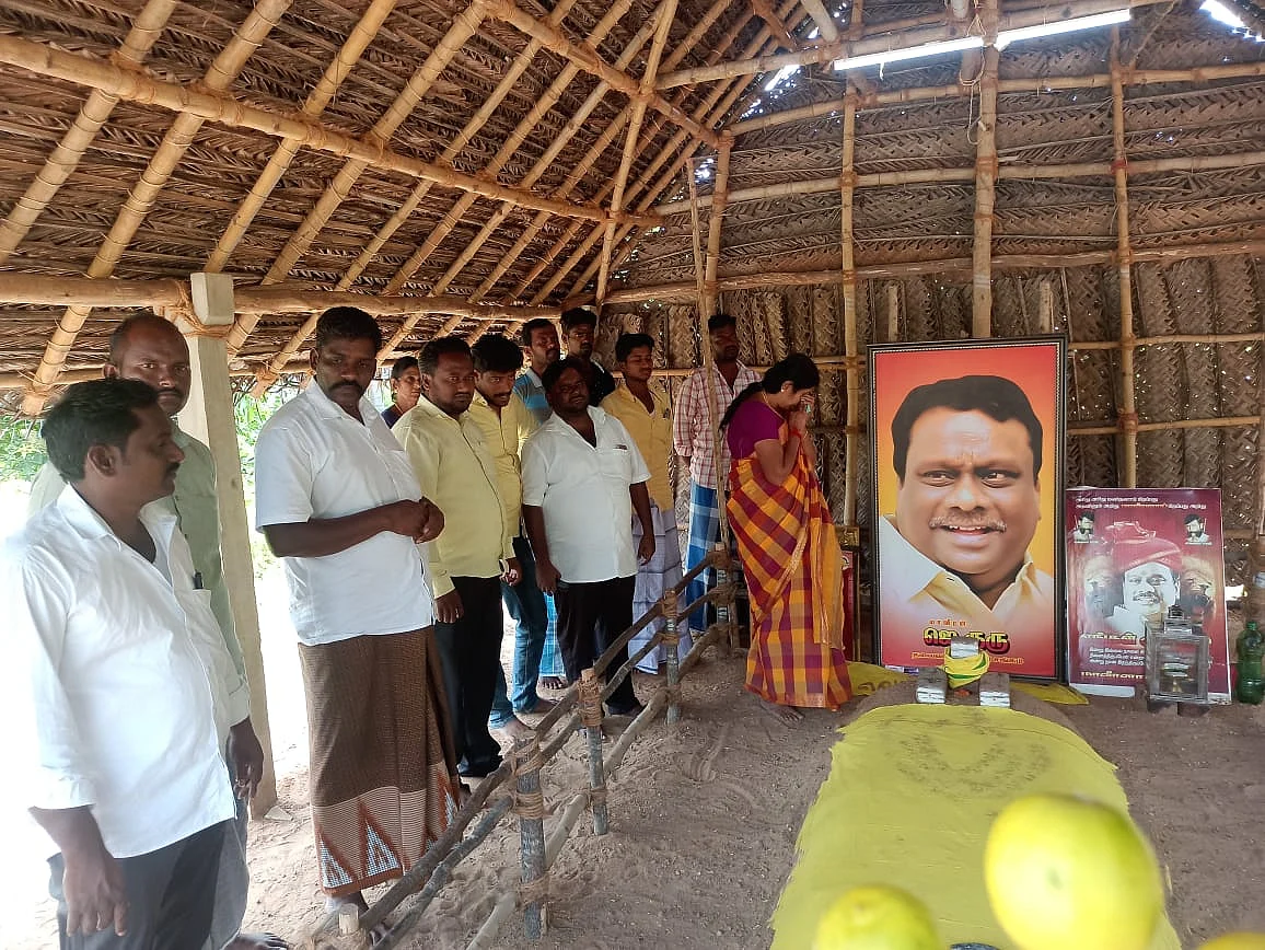 காடுவெட்டி குருவின் சமாதியில் அவர் மனைவி சுவர்ணலதா