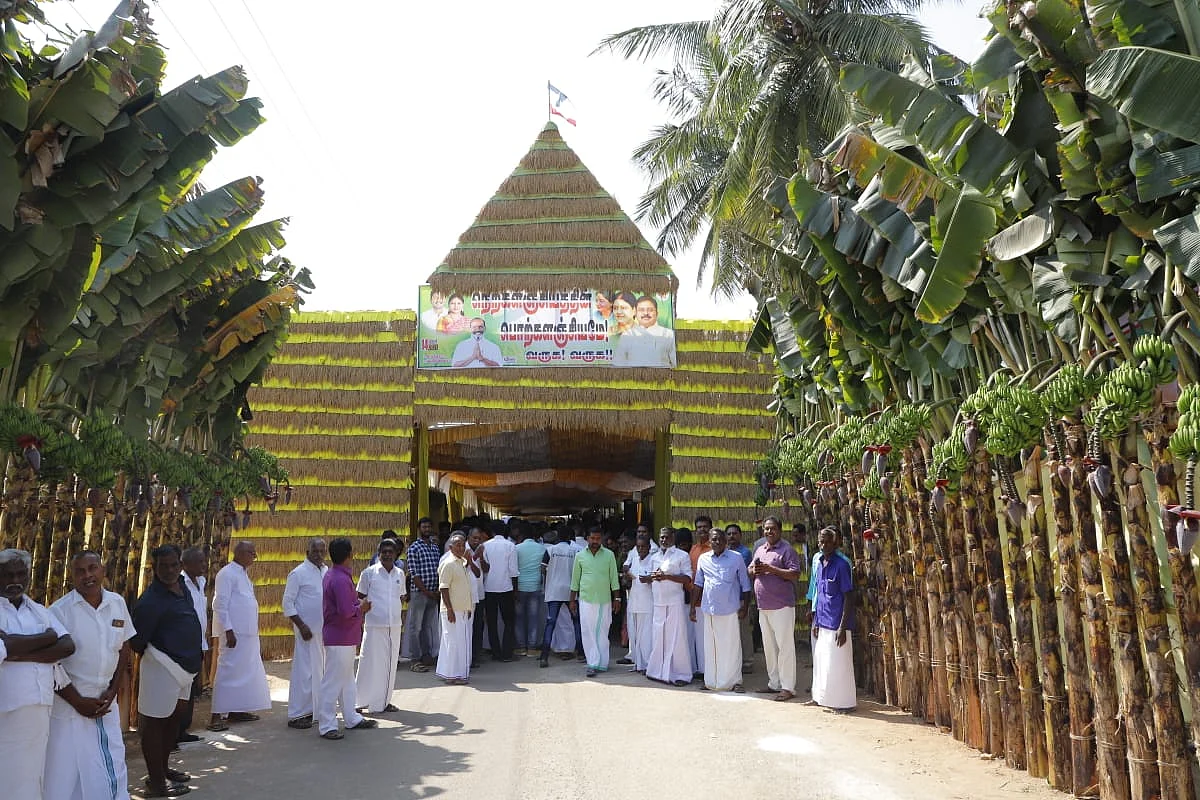 திருமண நிகழ்ச்சியில்...