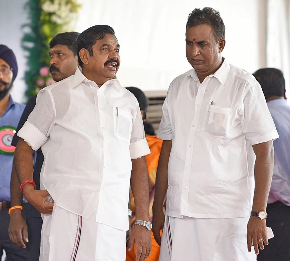 மிஸ்டர் கழுகு: சந்தேக வளையத்தில் வேலுமணி... எடப்பாடியின் கோபப் பின்னணி!