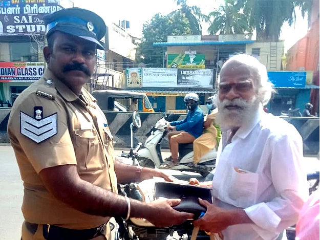 பணப்பையைத் தவறவிட்ட தம்பதி... பத்திரமாக மீட்டுக்கொடுத்த காவலருக்குக் குவியும் பாராட்டுகள்!