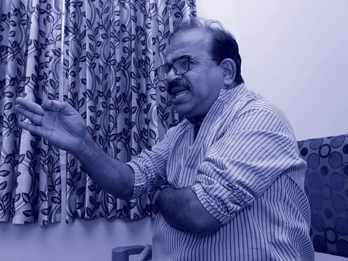 “துரோகி எடப்பாடி... ஆள்காட்டி பன்னீர்!” - பிரித்துமேயும் நாஞ்சில் சம்பத்