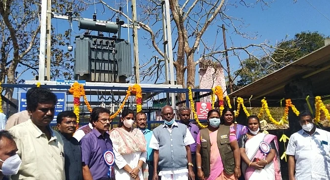 மின்சார இணைப்பு கொடுக்கும் நிகழ்வில் கேரள அமைச்சர்.