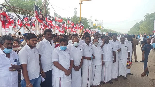 முதல்வரை வரவேற்ற அ.தி.மு.க நிர்வாகிகள்