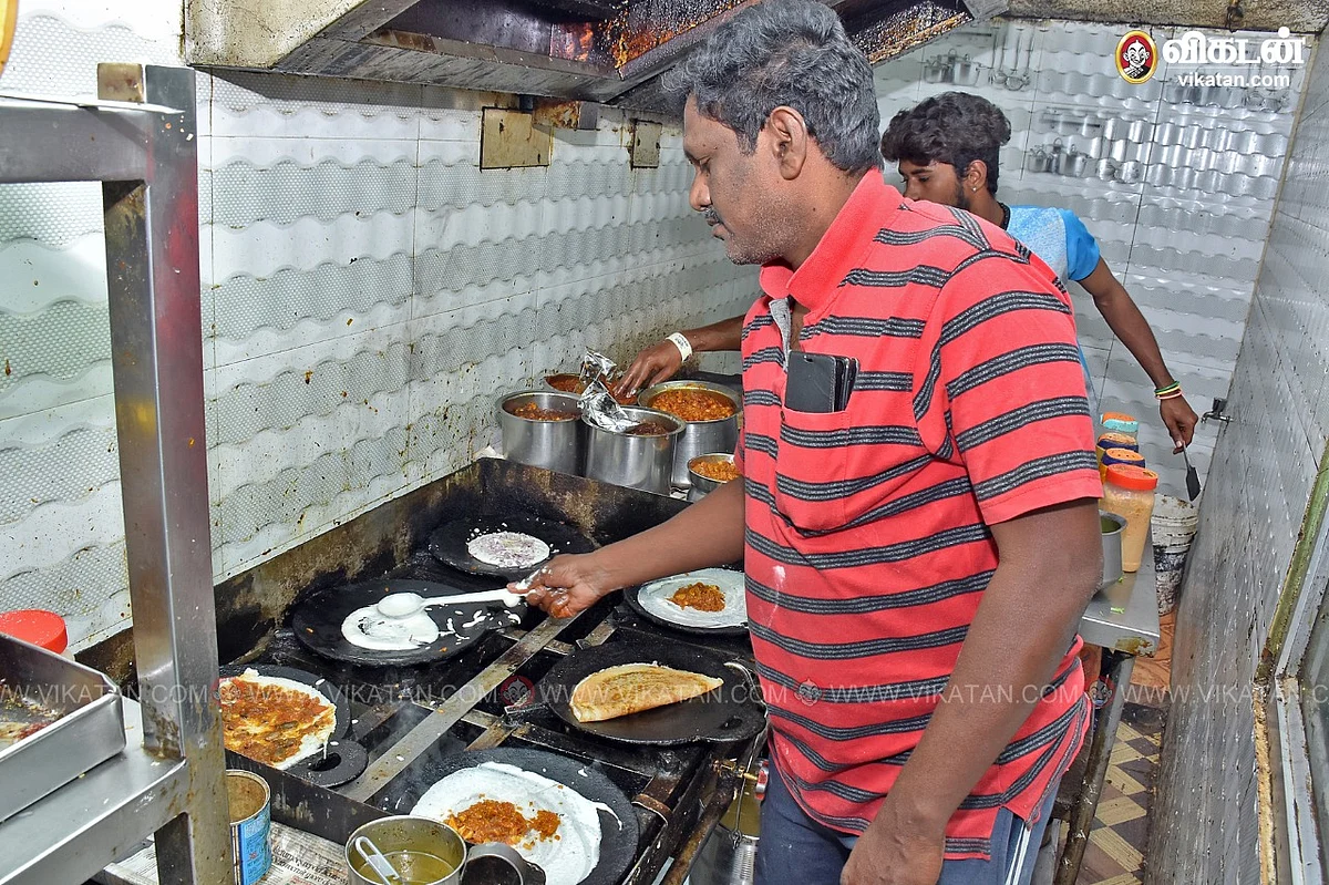 வித விதமான தோசைகள் தயாராகின்றன