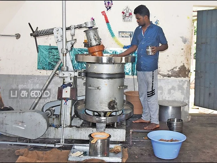 செவ்விளநீர் ஊற்றி செக்கு எண்ணெய் தயாரிப்பு!