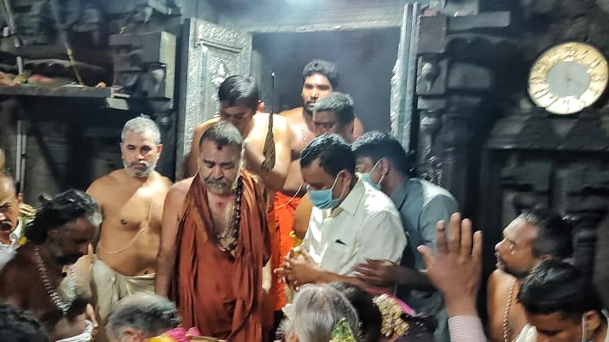 அம்மன் சந்நிதியில் விஜயேந்திரர்.