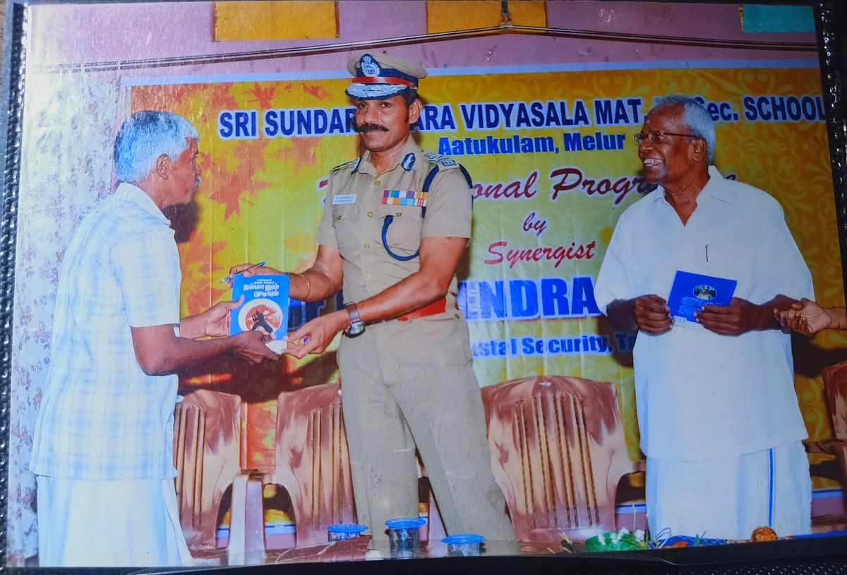 சைலேந்திர பாபுவிடம் புத்தகம் நினைவுப் பரிசு