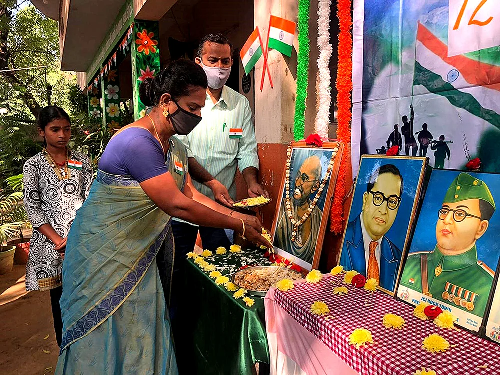 அவங்கள கிண்டல் பண்றது தப்புதானே?! - கொடியேற்றிய திருநங்கை, குழந்தைகளின் அன்பு!