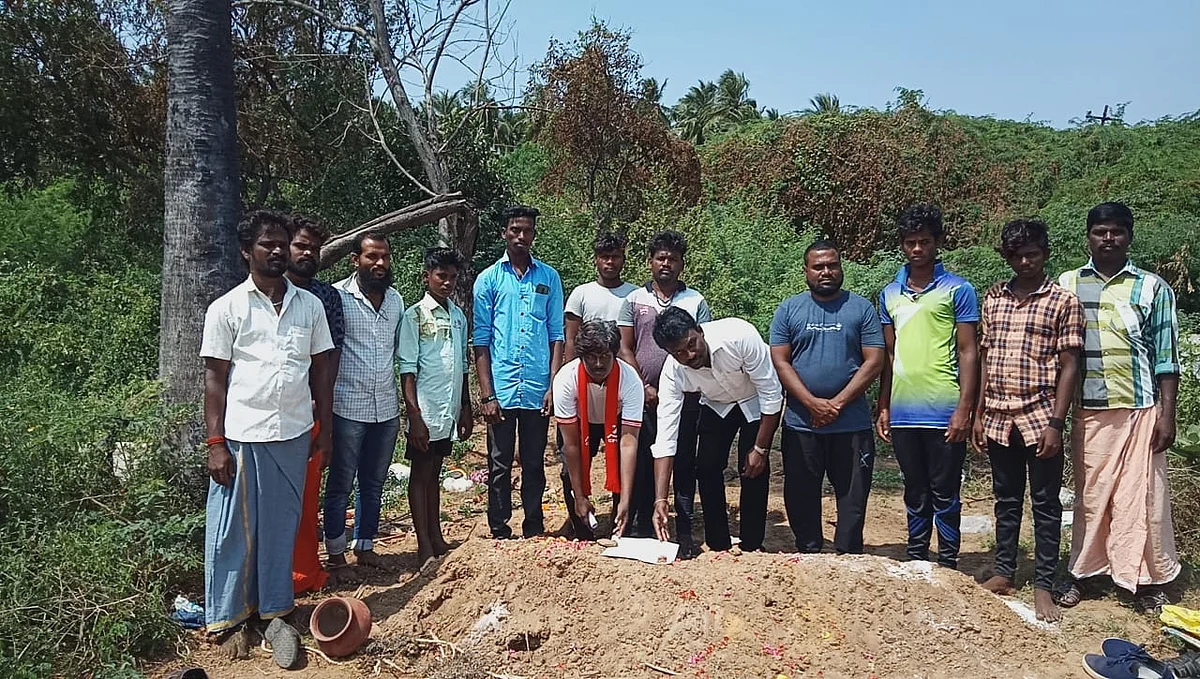 சமாதியில் மனு கொடுக்கும் இளைஞர்கள்