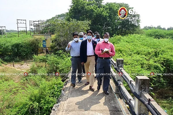 ஆய்வில் ஈடுபட்ட மத்தியக் குழு அதிகாரிகள்