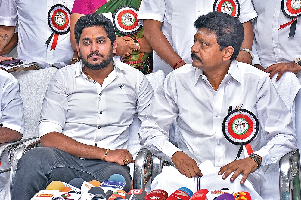 மகன் ஜெயானந், திவாகரன்