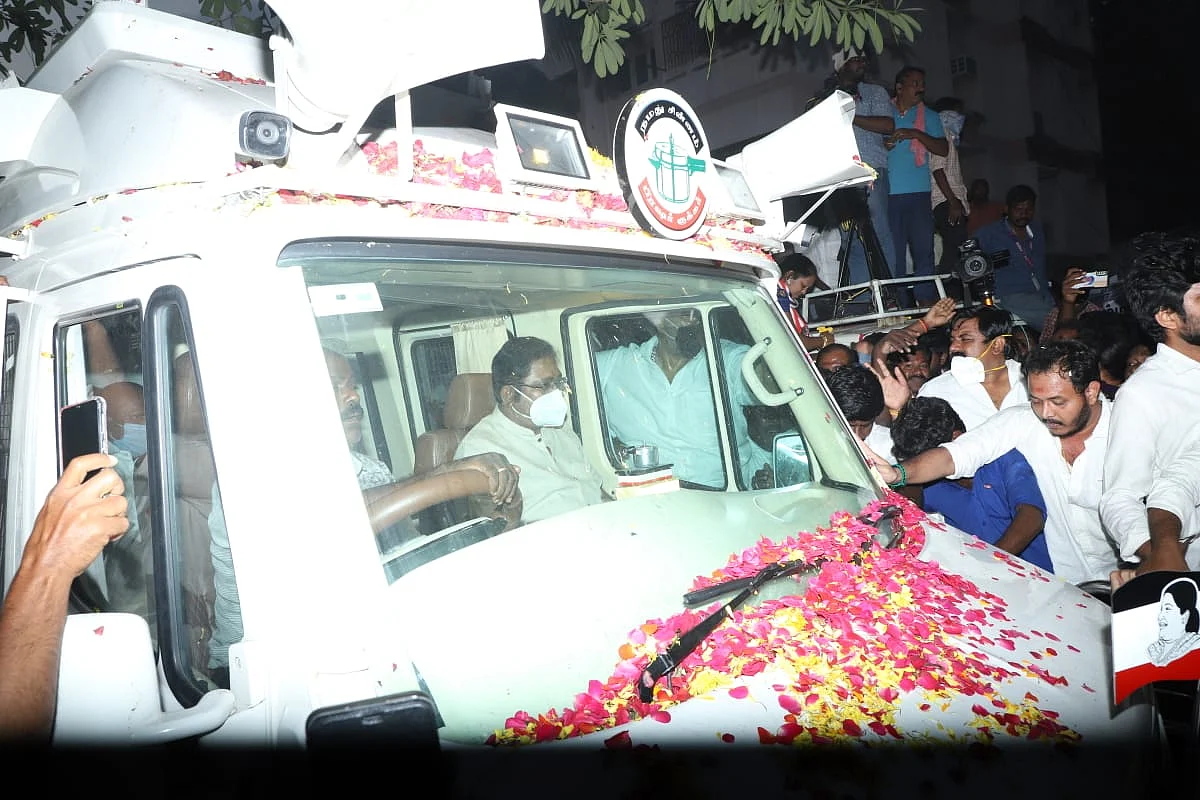எடப்பாடியின் `மைனஸ்’ ரூட்... `குடும்பத்தார் இடையூறின்றி அரசியல்!’ - மாத்தி யோசிக்கும் சசிகலா?