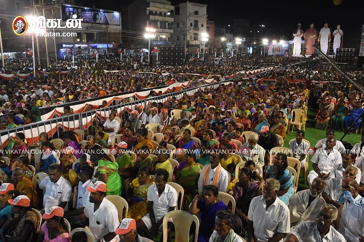 பொதுக்கூட்டத்தில் மக்கள்