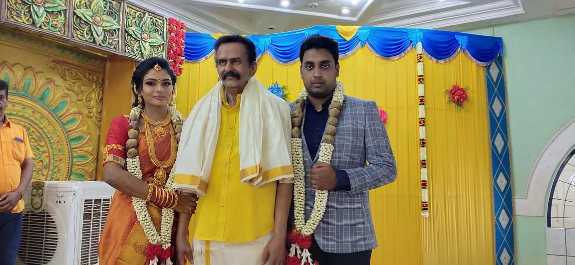 அப்பாவின் சிலையுடன் லட்சுமி பிரபா