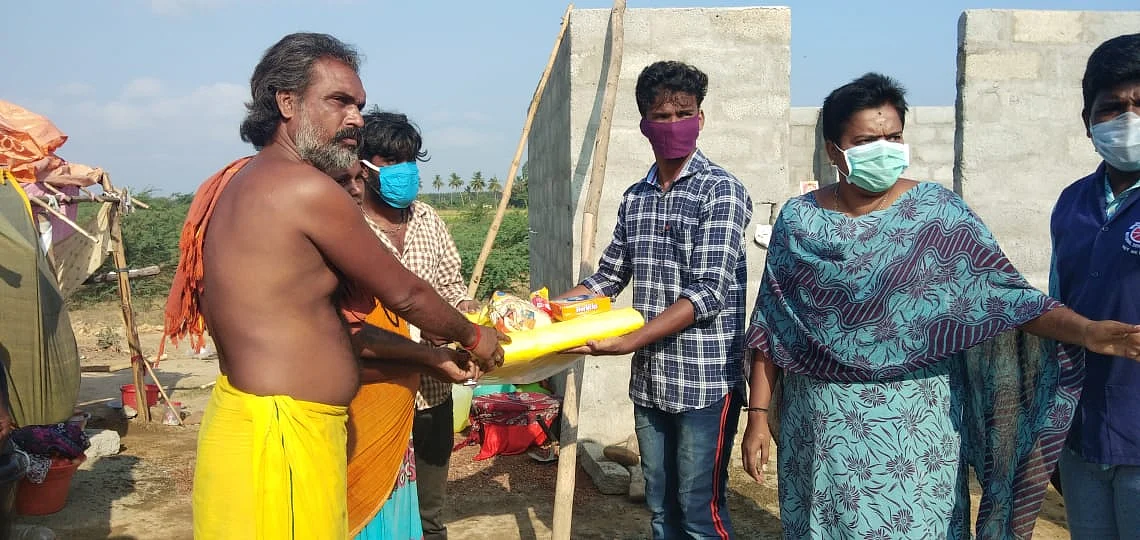 உதவும் கல்லூரி மாணவர்கள்