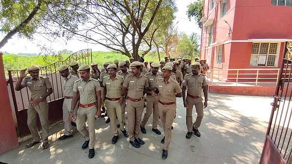 ஸ்டேஷனில் குவிக்கப்பட்டுள்ள போலீஸார்