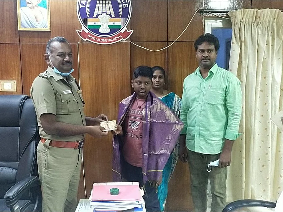 விழுப்புரம்: சிதறிக்கிடந்த 21,700 ரூபாய், எஸ்.பி-யிடம் ஒப்படைத்த சிறுவன்... குவியும் பாராட்டுகள்!