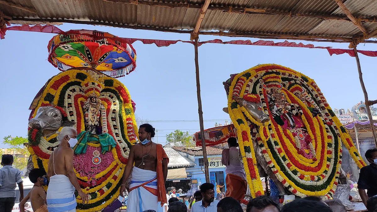 மகா மகக் குளக்கரையில்