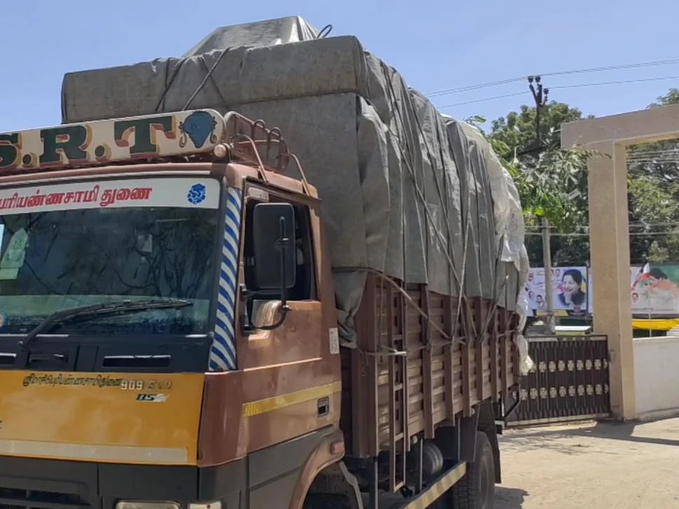 சென்னை டு தஞ்சை; 2 லாரிகள்! - அ.ம.மு.க-வினரின் ரூ.12 லட்சம் மதிப்பிலான குக்கர் பறிமுதல்