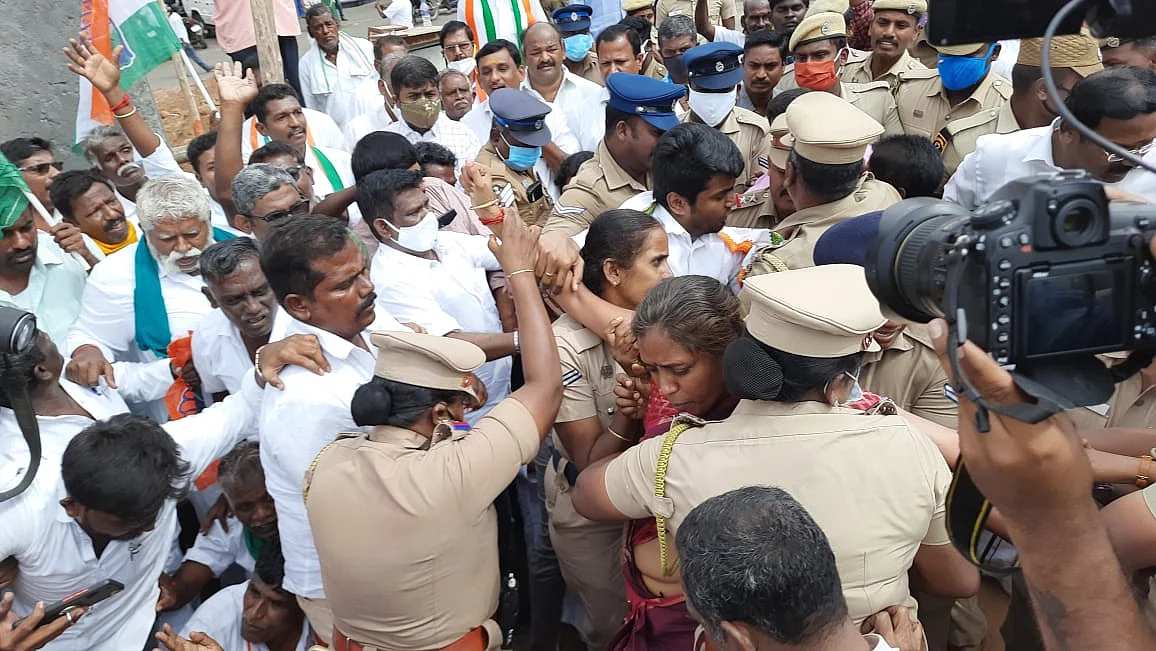 இழுத்து செல்லப்படும் ஜோதிமணி