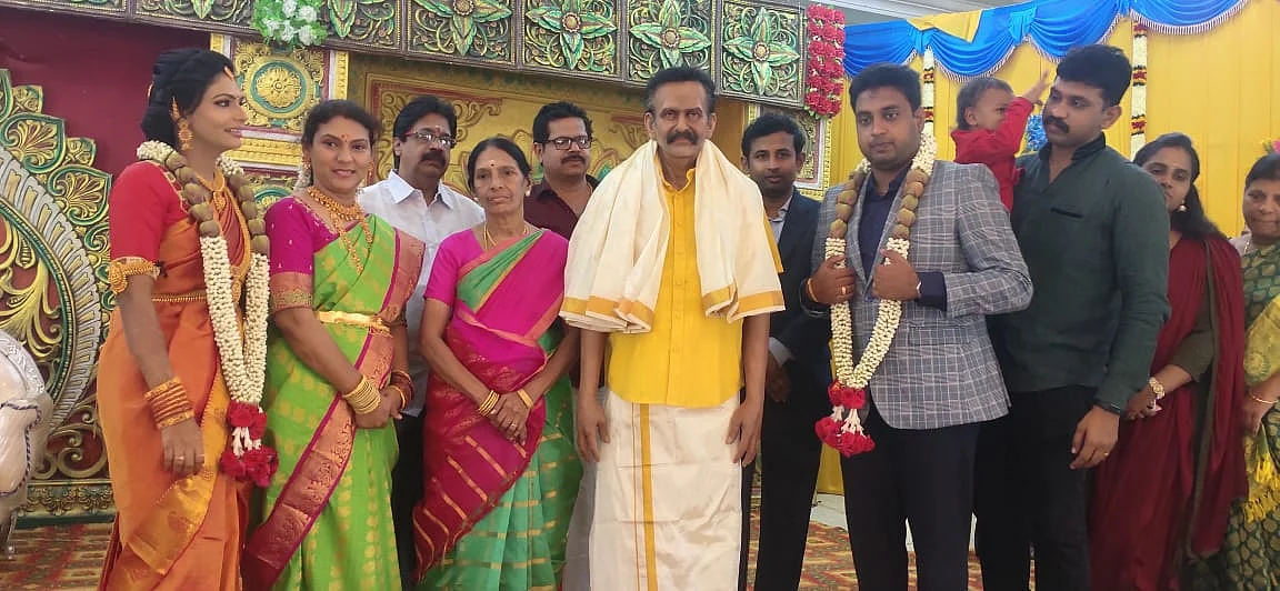 சிலை முன்பு குடும்பத்தினர்