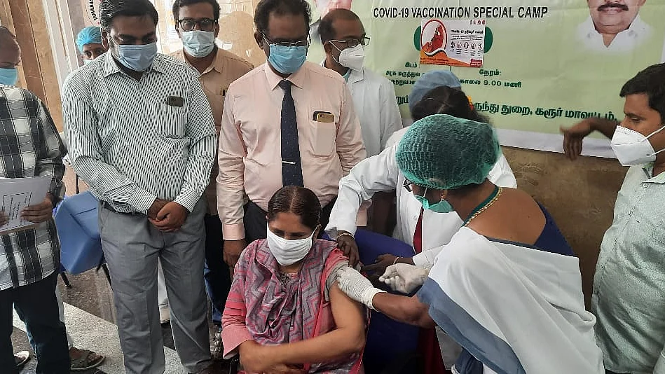 தடுப்பூசி செலுத்திக்கொள்ளும் ஆட்சியர் மலர்விழி