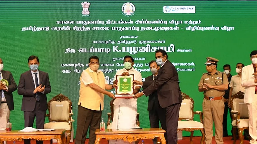 விருதைப் பெற்றுக்கொள்ளும் ஆட்சியர் பொன்னையா