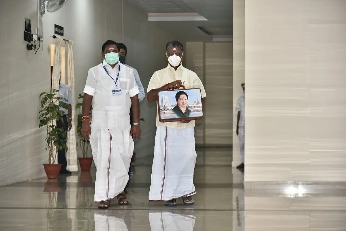 எடப்பாடி பழனிசாமி மற்றும் ஓ.பன்னீர் செல்வம்