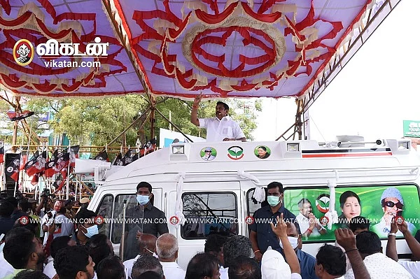 வாகனத்தில் பிரசாரம் செய்யும் எடப்பாடி பழனிசாமி