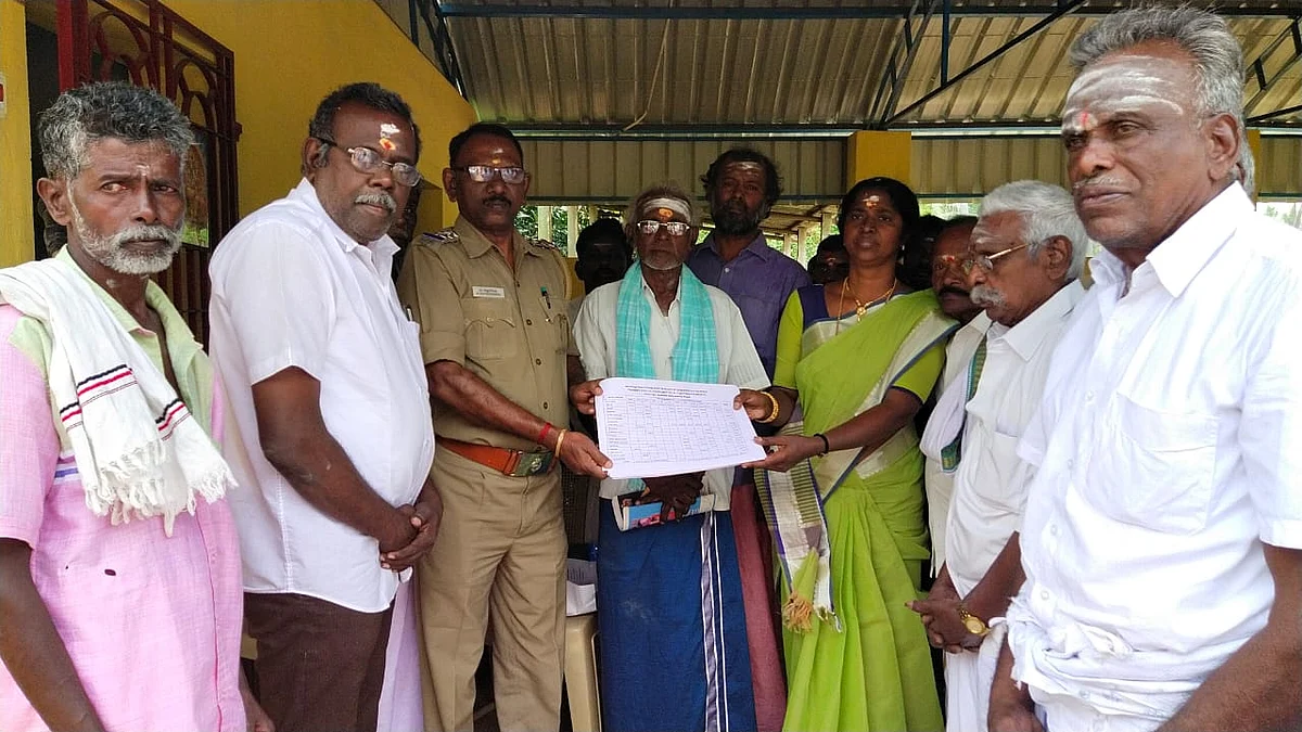 ஊராட்சிமன்றத் தலைவர் மலர்விழி நோட்டீஸ் வெளியிட்டபோது