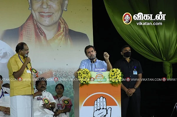 மேடையில் பேசும் ராகுல் காந்தி