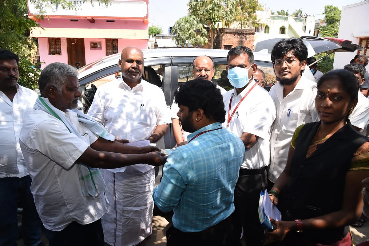 வங்கி ஊழியர்களுடன் அமைச்சர்