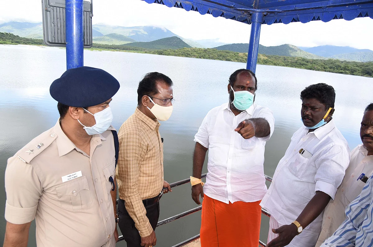 குடிமராமத்துப் பணி குறித்து சாத்தையார் அணையில் அமைச்சர் உதயகுமார் ஆய்வு.