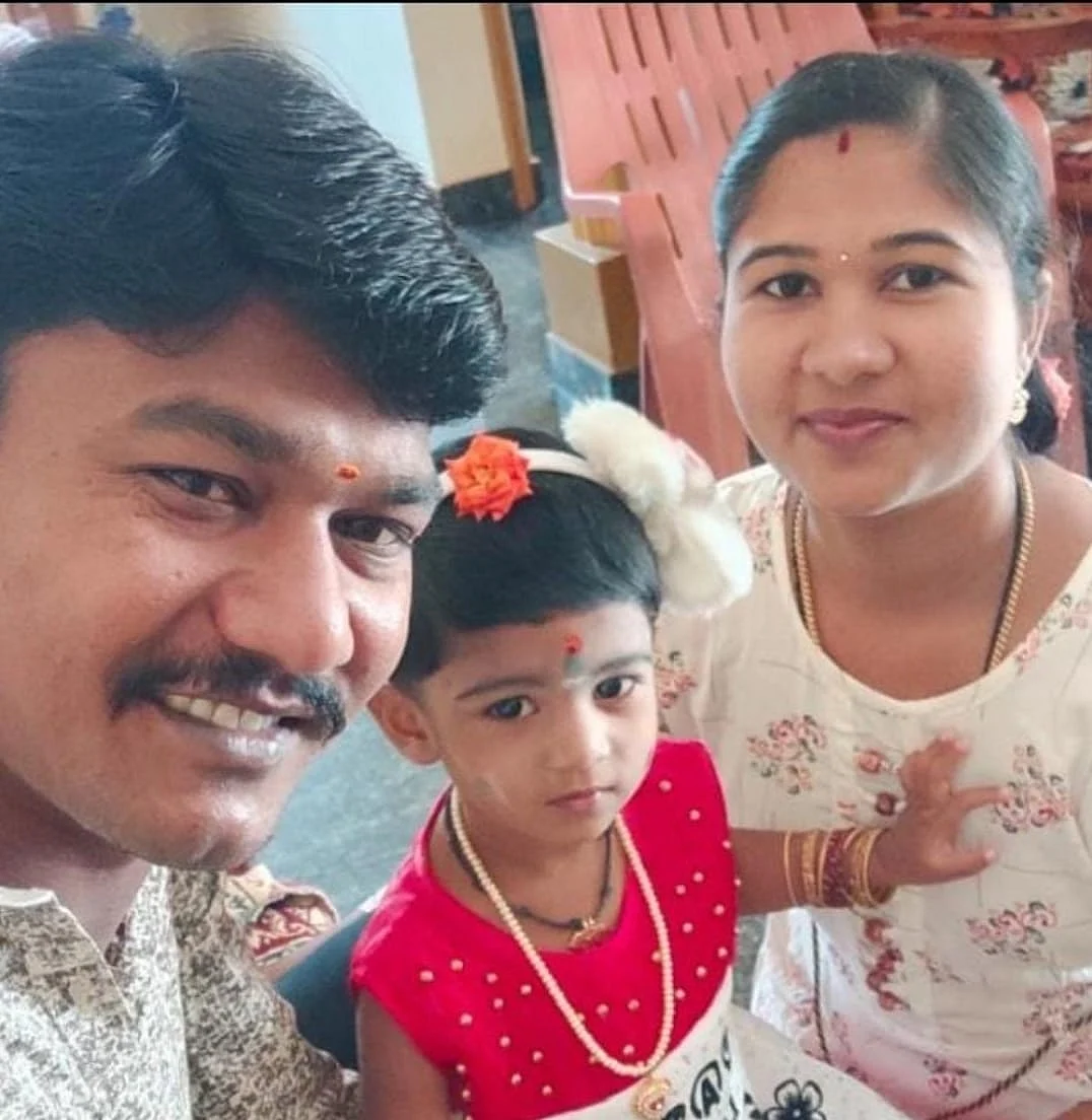மனைவி மகளுடன்...