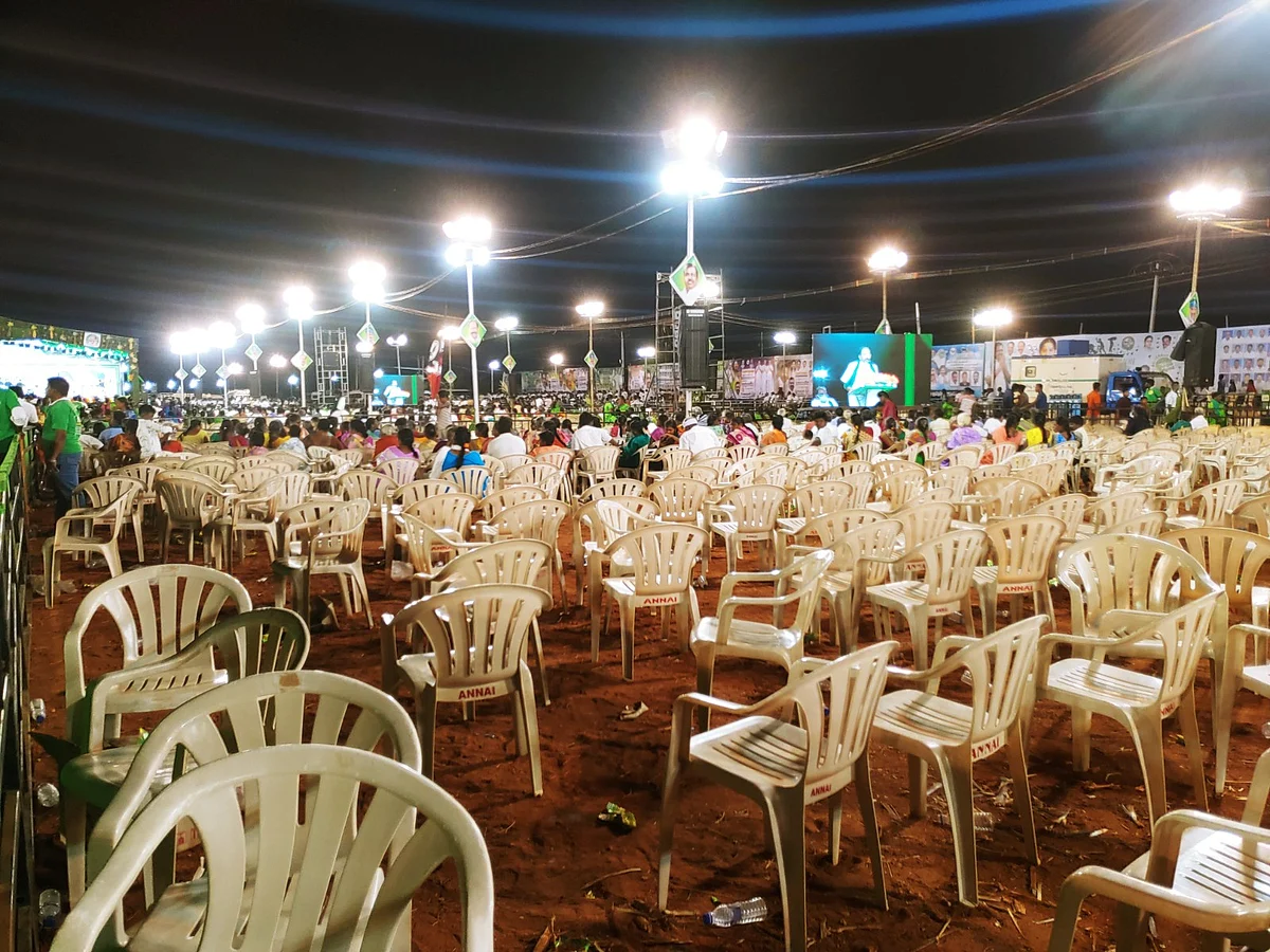 முதல்வர் விசிட்; காலியான சேர்கள்; வீடியோ எடுத்த செய்தியாளரைத் தாக்கிய அ.தி.மு.க-வினர்! கரூர் சர்ச்சை