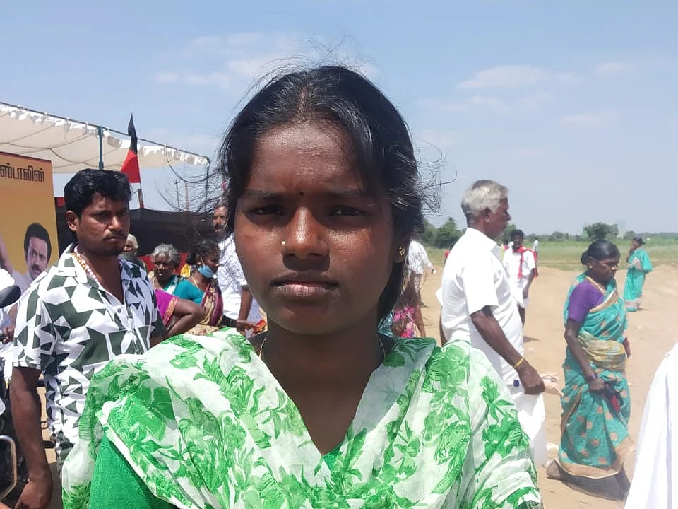 விழுப்புரம்: ``கல்லூரியில சேர முடியல; வீட்டுல துணி தைக்கிறேன்!'' - கிராமத்து மாணவியின் குரல்