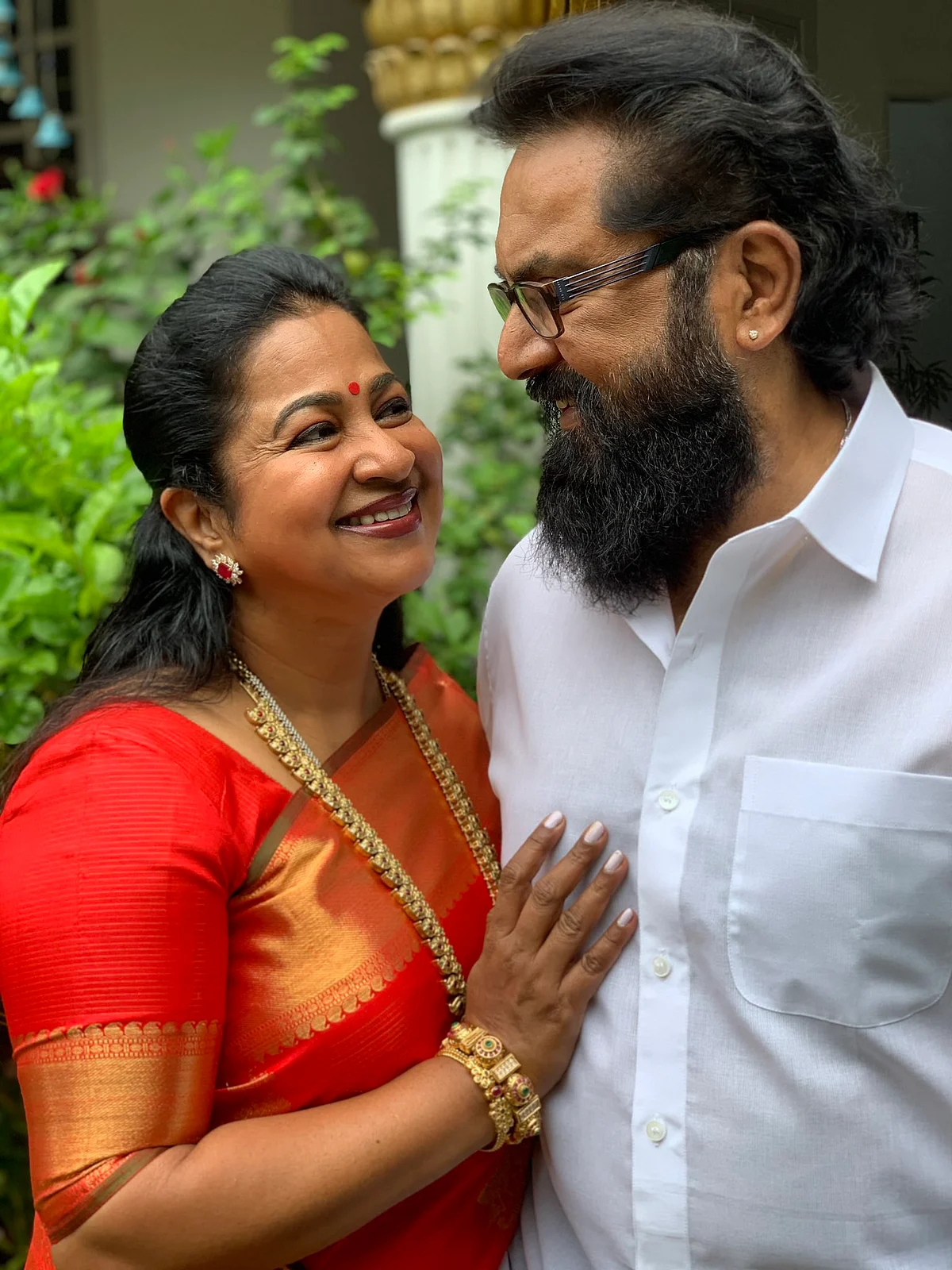 கணவருடன் ராதிகா