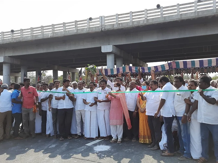கரூர்: பாதியில் நிற்கும் சாலை; முழுமை பெறாத மைதானம்! - அவசரகதியில் திறக்கப்பட்ட திட்டங்கள்