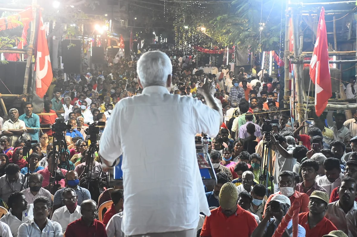 கூட்டத்தில் உரையாற்றும் பிரகாஷ் காரத்